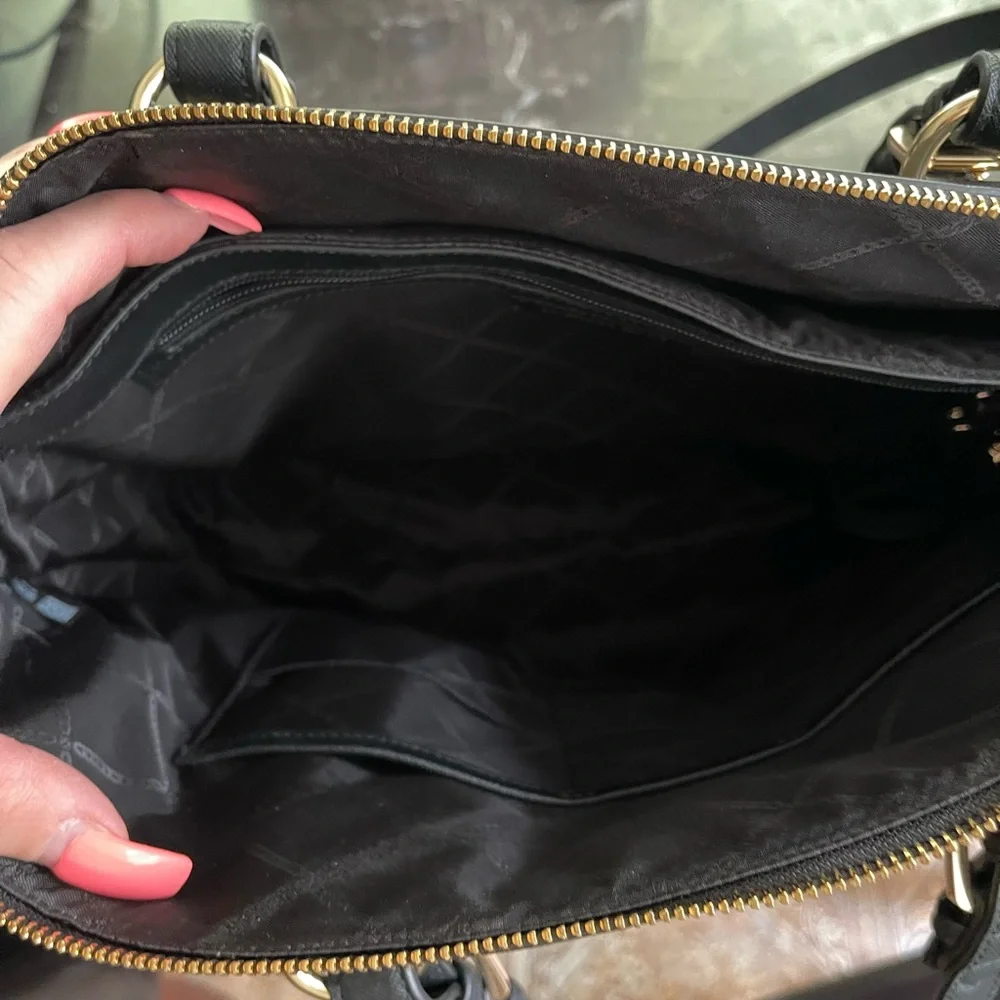 Michael Kors large black bag. Excellent condition no tears or marks on it - Picture 7 of 12